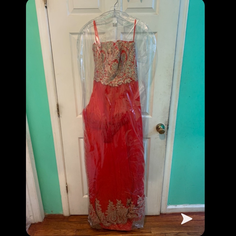 💐Beautiful red ball gown - Picture 4 of 5